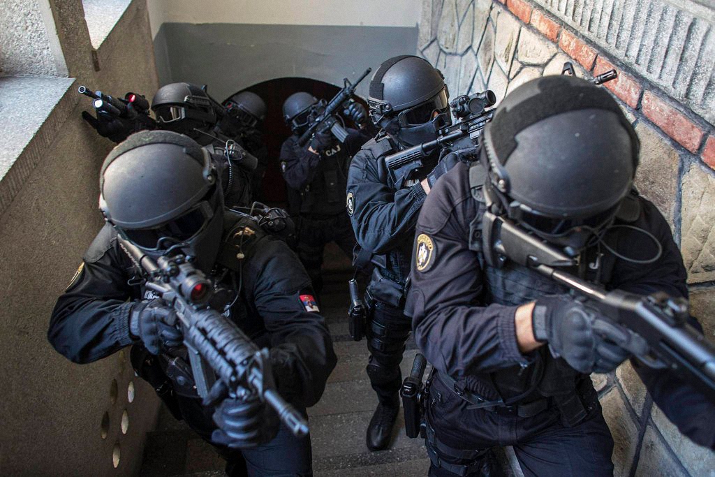 Применение оружия полицией-6