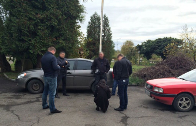 500 доларів за вступ: поліцейські затримали подружжя закарпатців-хабарників (ФОТО)