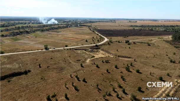 Межа села проходить по дорозі, а кар’єр – якраз упритул до неї