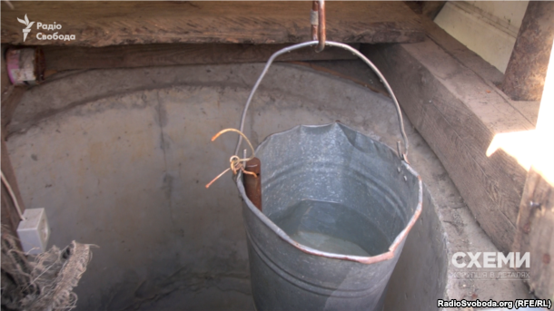 Щоб витягти з криниці воду, доводиться опускати відро по кілька разів