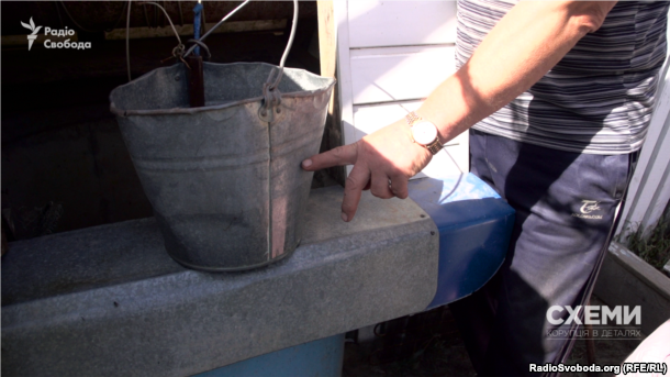 Ще недавно було діставали по піввідра, а тепер рівень води знову впав, каже місцевий мешканець