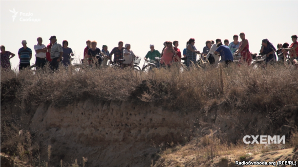 Селяни виходять на протест проти видобутку піску