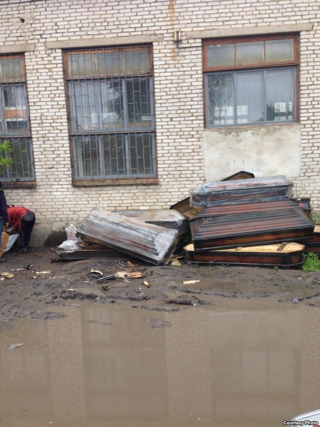 Те самые гробы на улице Космической. Фото предоставлено газетой "КурьерЪ. Псков и Великие Луки"