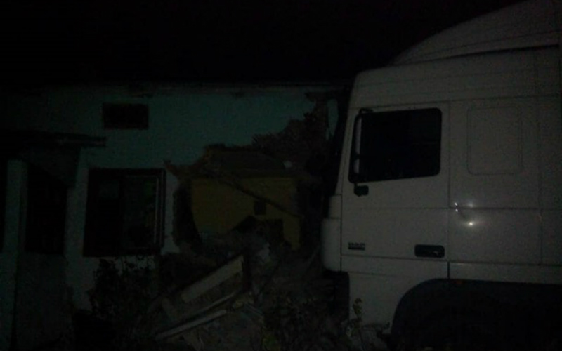 На трассе Киев-Чоп фура влетела в жилой дом dqxikeidqxidqeant