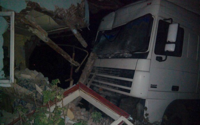 На трассе Киев-Чоп фура влетела в жилой дом