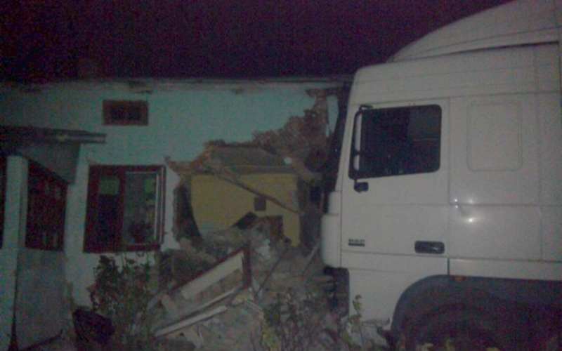 На трассе Киев-Чоп фура влетела в жилой дом