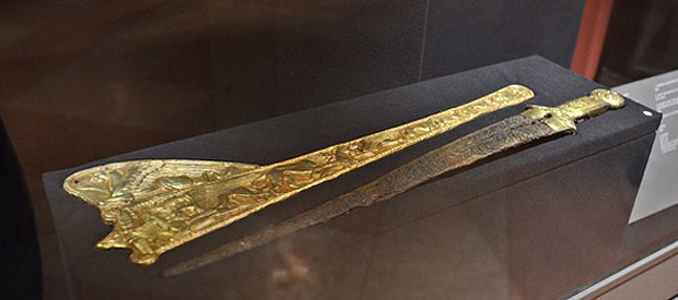 Меч с золотыми рукоятью и ножнами