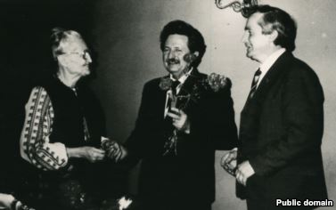 Оксана Мешко разом з членами УГГ (зліва направо): Михайло Горинь та Василь Овсієнко. Приблизно 1990 рік dqxikeidqxidqeant