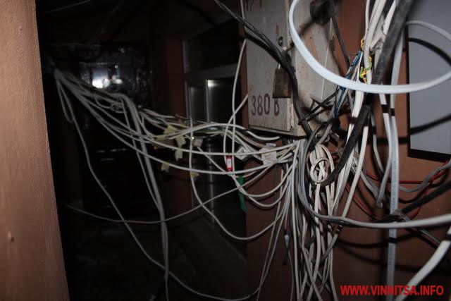 Винница.info: Дім під напругою. До вінницької 9-поверхівки електрика подається через кабелі, що тягнуться по стінах будинку Винница.info: Дім під напругою. До вінницької 9-поверхівки електрика подається через кабелі, що тягнуться по стінах будинку