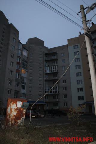 Винница.info: Дім під напругою. До вінницької 9-поверхівки електрика подається через кабелі, що тягнуться по стінах будинку Винница.info: Дім під напругою. До вінницької 9-поверхівки електрика подається через кабелі, що тягнуться по стінах будинку