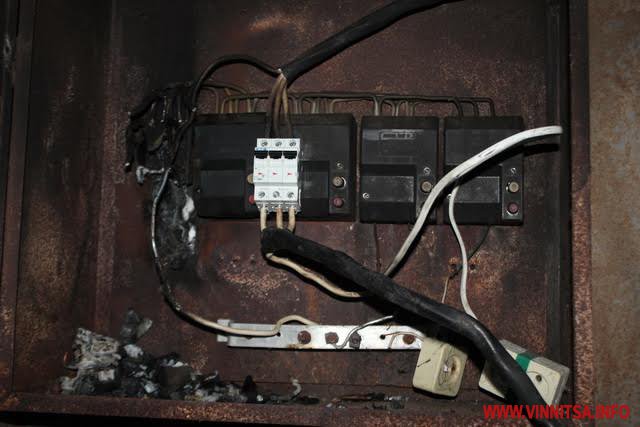 Винница.info: Дім під напругою. До вінницької 9-поверхівки електрика подається через кабелі, що тягнуться по стінах будинку Винница.info: Дім під напругою. До вінницької 9-поверхівки електрика подається через кабелі, що тягнуться по стінах будинку