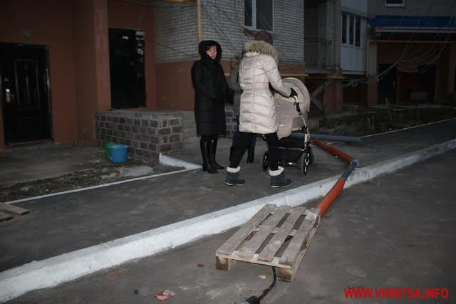 Винница.info: Дім під напругою. До вінницької 9-поверхівки електрика подається через кабелі, що тягнуться по стінах будинку Винница.info: Дім під напругою. До вінницької 9-поверхівки електрика подається через кабелі, що тягнуться по стінах будинку