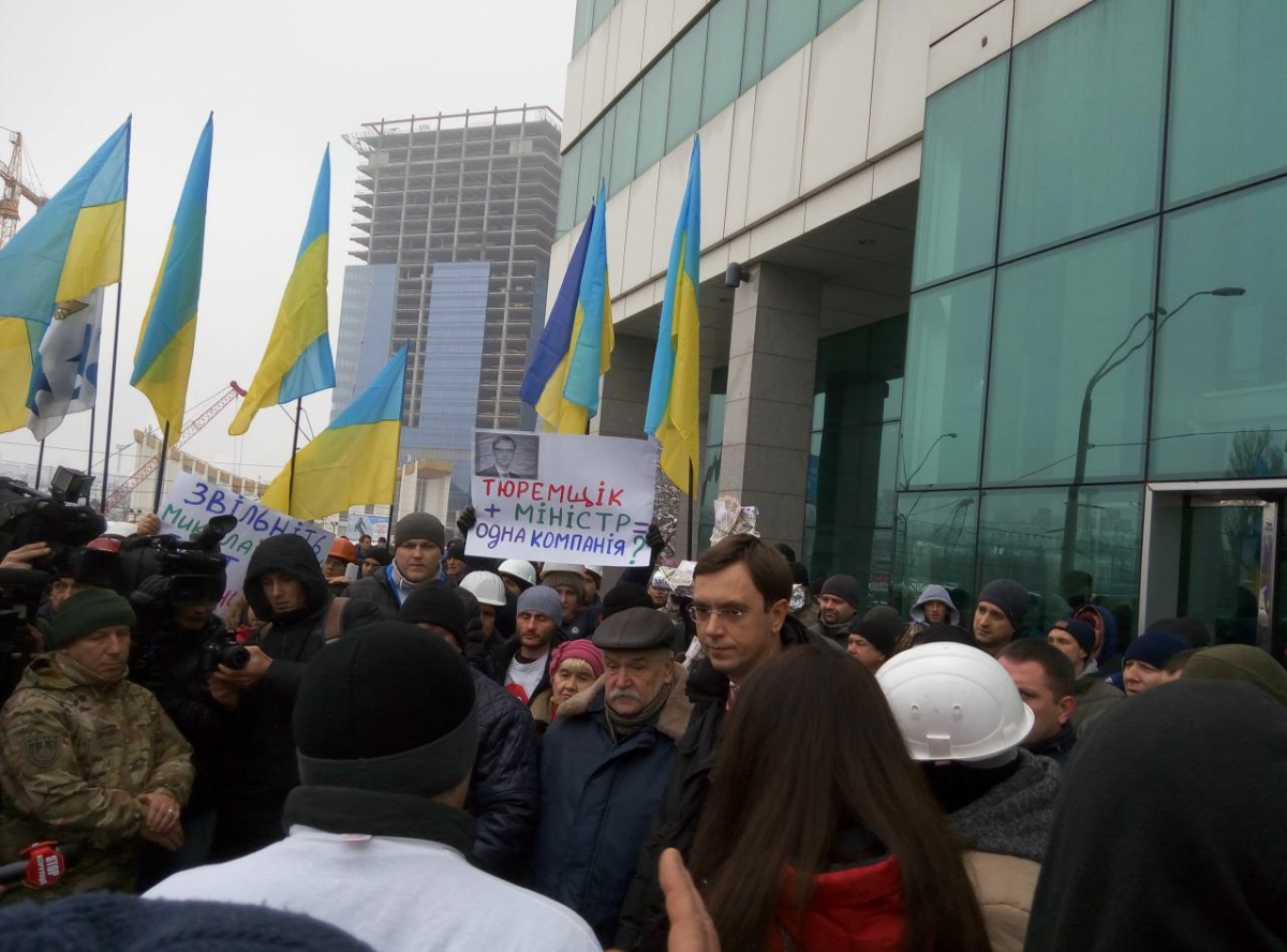 Работники Николаевского морского торгового порта пикетировали Министерство инфраструктуры с требованием уволить главу ведомства Владимира Омеляна