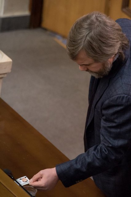 Вадим Новинский попался с карточкой Добкина в Верховной Раде - 25509 Вадим Новинский попался с карточкой Добкина в Верховной Раде - фото 25509 dqxikeidqxidqrant