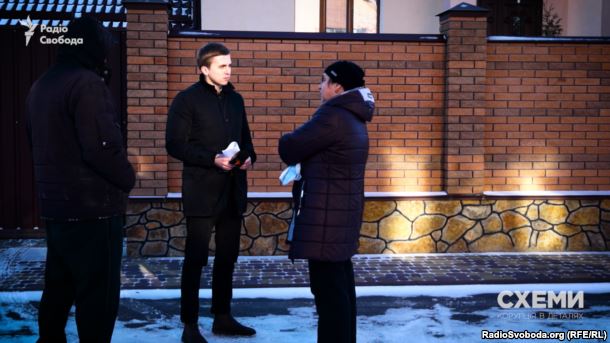 Журналіст програми «Схеми» Михайло Ткач спілкується з Іриною Бурлакою, рідною сестрою дружини Гройсмана