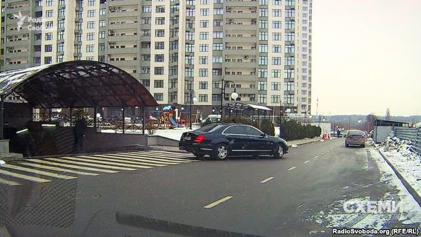 Кортеж Гройсмана виїжджає з підземного паркінгу