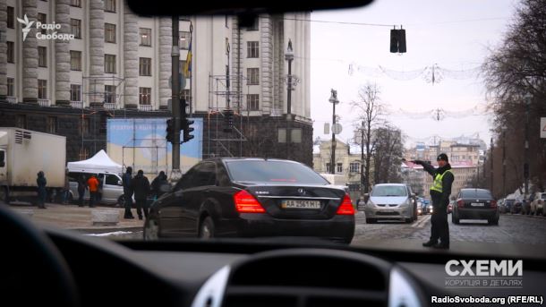 Кортеж прем’єр-міністра під’їжджає до Кабінету міністрів