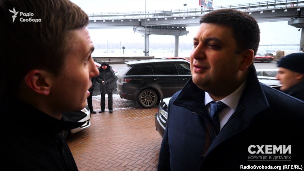 Журналіст програми «Схеми» Михайло Ткач та прем’єр-міністр України Володимир Гройсман