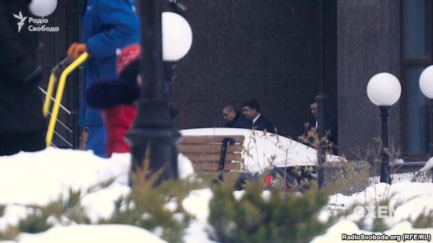 А ось з’являється і сам прем’єр-міністр