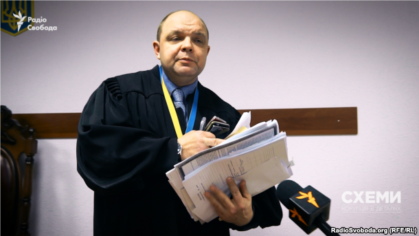 Суддя Апеляційного суду Києва Дмитро Гаращенко дивується запитанню журналіста про конфлікт інтересів