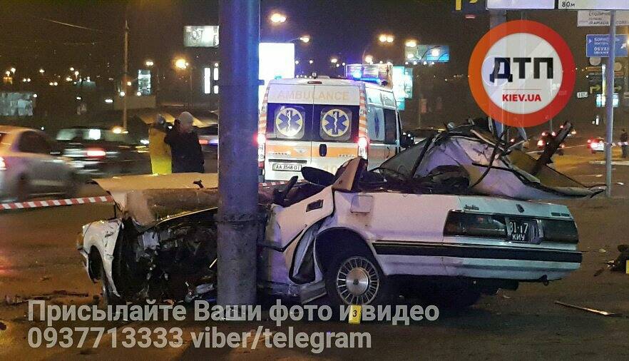 Смертельное ДТП в Киеве - Тойота врезалась в столб, есть погибшие - 28801 Смертельное ДТП в Киеве - Тойота врезалась в столб, есть погибшие - фото 28801