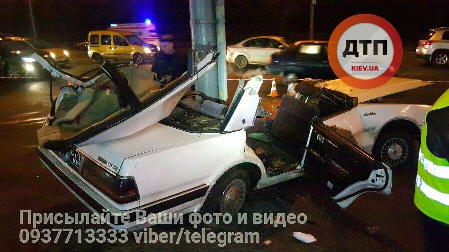 Смертельное ДТП в Киеве - Тойота врезалась в столб, есть погибшие - 28797 Смертельное ДТП в Киеве - Тойота врезалась в столб, есть погибшие - фото 28797