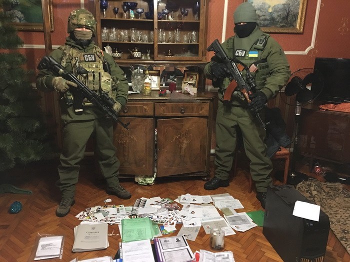 СБУ затримала зловмисницю, яка виготовляла документи для терористів «ДНР» (відео)