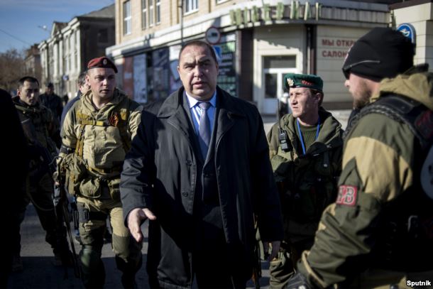 Посередині у цивільному Ігор Плотницький – ватажок угруповання «ЛНР», що визнане в Україні терористичним. Позаду зліва у бордовому береті начальник охорони Плотницького – Євген Селіверстов на прізвисько «Сільвер», якого звинувачують у вбивстві так званого «екс-прем’єра» угруповання «ЛНР» Геннадія Ципкалова. Окупований Луганськ, 31 жовтня 2014 року