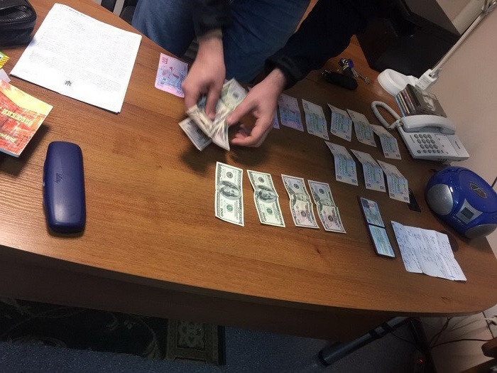 Руководитель таможенного поста в Одессе попался на взятке в $2500 - 32283 Руководитель таможенного поста в Одессе попался на взятке в $2500 - фото 32283 dqxikeidqxidqeant