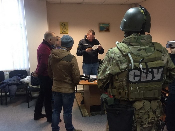 Руководитель таможенного поста в Одессе попался на взятке в $2500 - 32285 Руководитель таможенного поста в Одессе попался на взятке в $2500 - фото 32285