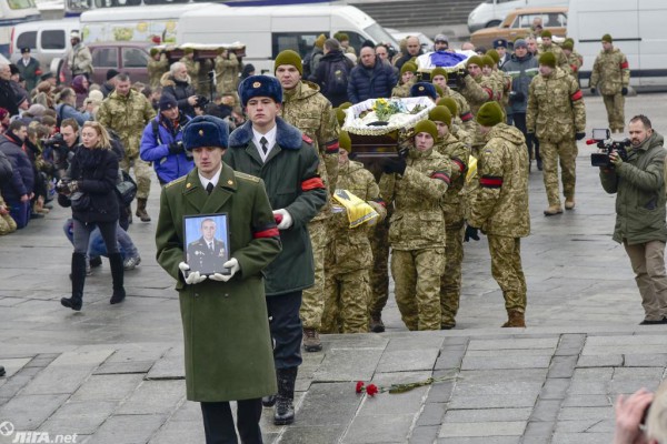 На Майдане 1 февраля 2017 года простились с погибшими бойцами 72 ОМБР. Четверо бойцов погибли в боях 29 января, еще трое - 30 января.