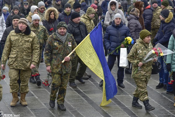 На Майдане 1 февраля 2017 года простились с погибшими бойцами 72 ОМБР. Четверо бойцов погибли в боях 29 января, еще трое - 30 января.