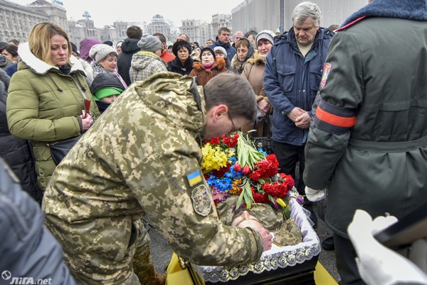 На Майдане 1 февраля 2017 года простились с погибшими бойцами 72 ОМБР. Четверо бойцов погибли в боях 29 января, еще трое - 30 января.