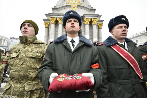 На Майдане 1 февраля 2017 года простились с погибшими бойцами 72 ОМБР. Четверо бойцов погибли в боях 29 января, еще трое - 30 января.