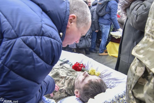 На Майдане 1 февраля 2017 года простились с погибшими бойцами 72 ОМБР. Четверо бойцов погибли в боях 29 января, еще трое - 30 января.