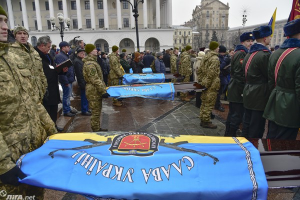На Майдане 1 февраля 2017 года простились с погибшими бойцами 72 ОМБР. Четверо бойцов погибли в боях 29 января, еще трое - 30 января.