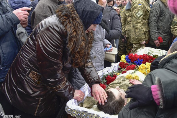 На Майдане 1 февраля 2017 года простились с погибшими бойцами 72 ОМБР. Четверо бойцов погибли в боях 29 января, еще трое - 30 января.