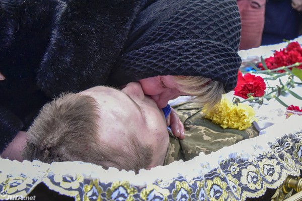 На Майдане 1 февраля 2017 года простились с погибшими бойцами 72 ОМБР. Четверо бойцов погибли в боях 29 января, еще трое - 30 января.