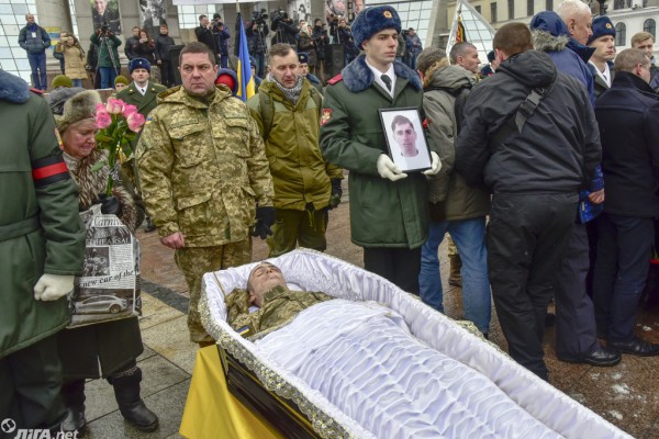 На Майдане 1 февраля 2017 года простились с погибшими бойцами 72 ОМБР. Четверо бойцов погибли в боях 29 января, еще трое - 30 января.