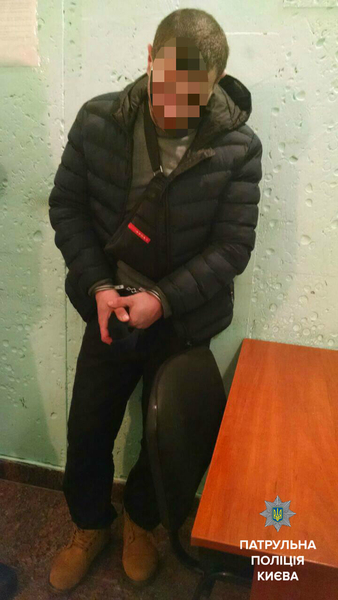 Задержанного доставили в Голосеевское отделение полиции dqxikeidqxidqeant