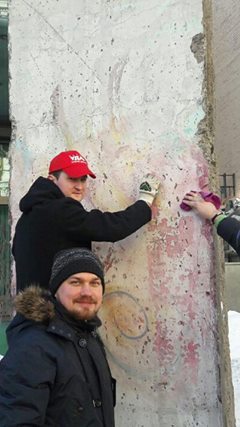 Киевляне: От лица молодых людей, жителей Киева и активистов, просим прощения за такой неадекватный поступок dqxikeidqxidqeant