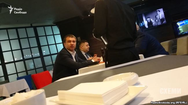 16 травня 2016 року. Суддя Павло Вовк з Олександром Грановським у ресторані в центрі Києва