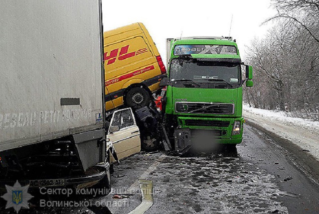 Масштабное ДТП в Волынской области: столкнулись 5 авто, трое человек пострадало - 34198 Масштабное ДТП в Волынской области: столкнулись 5 авто, трое человек пострадало - фото 34198