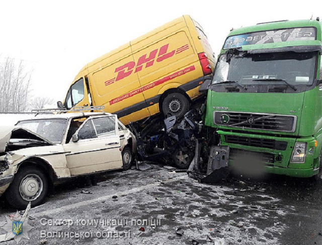 Масштабное ДТП в Волынской области: столкнулись 5 авто, трое человек пострадало - 34199 Масштабное ДТП в Волынской области: столкнулись 5 авто, трое человек пострадало - фото 34199
