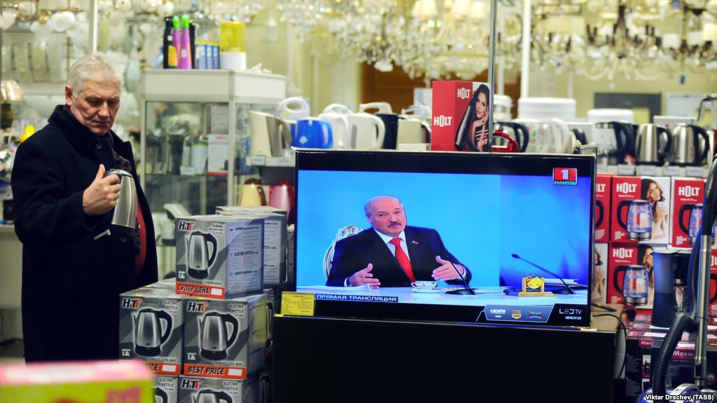 Трансляція «Великого розмови» з президентом Білорусі Олександром Лукашенком у одному з магазинів побутової техніки dqxikeidqxidqeant