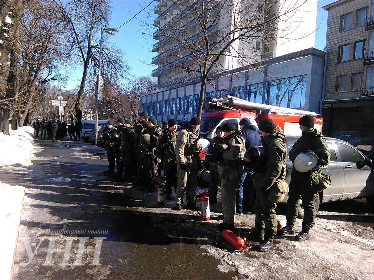 Активісти підпалили макет автомобіля біля комітету ВР - фото 2 dqxikeidqxidqeant