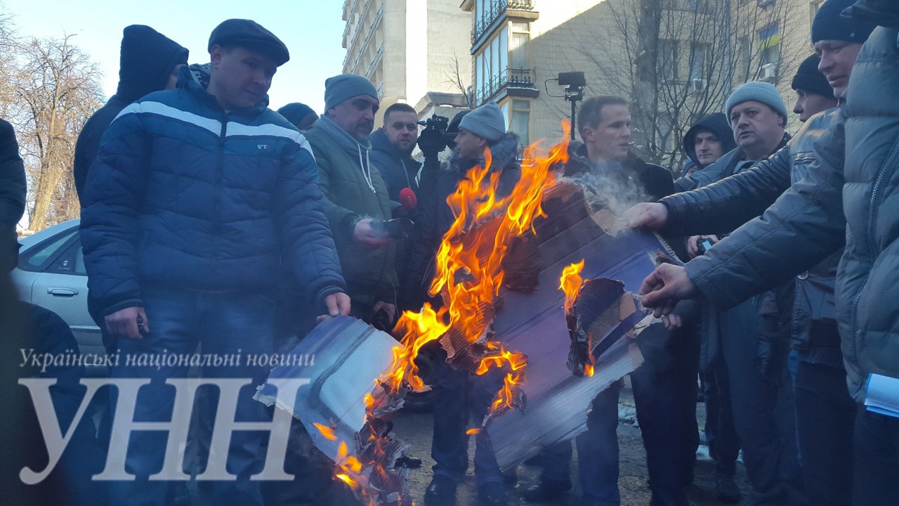 Активісти підпалили макет автомобіля біля комітету ВР - фото 5