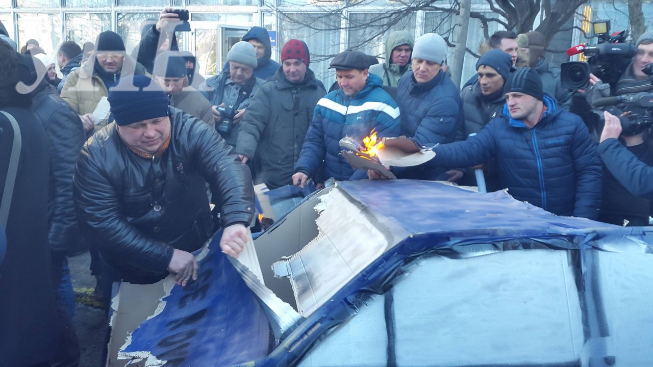 Активісти підпалили макет автомобіля біля комітету ВР - фото 6