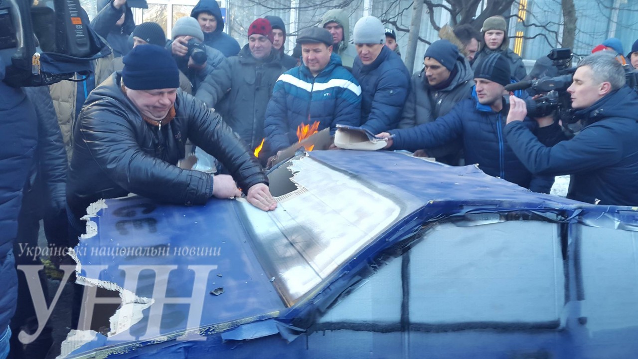 Активісти підпалили макет автомобіля біля комітету ВР - фото 7