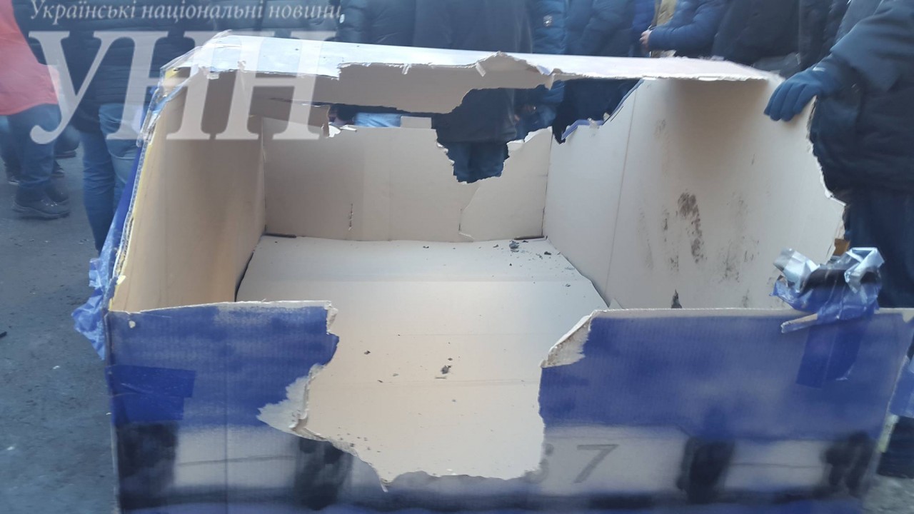 Активісти підпалили макет автомобіля біля комітету ВР - фото 8